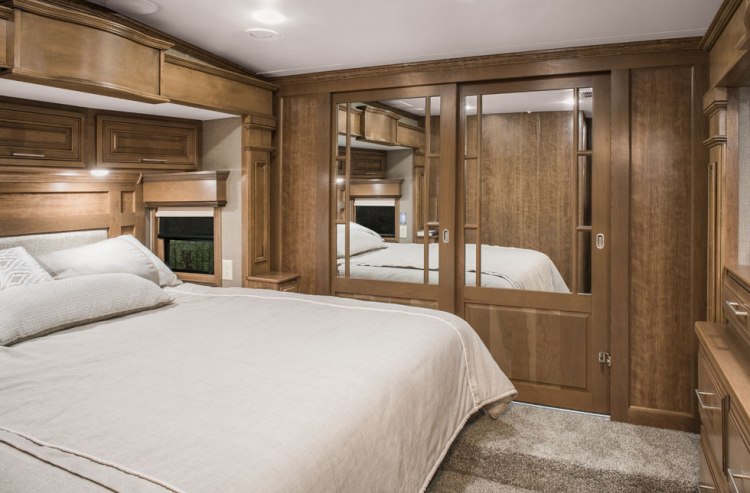 2018-DRV-Mobile-Suites-38RSSA-Bedroom